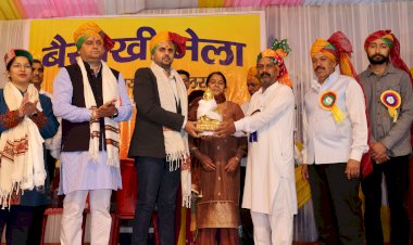 रिवालसर में चार दिवसीय बैसाखी मेला शुरू, गोकुल बुटेल ने बाबा लोमष ऋषि का रथ खींच कर भव्य जलेब की अगुवाई की