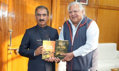 बी.एस. मेहता ने मुख्यमंत्री को पुस्तकें भेंट कीं