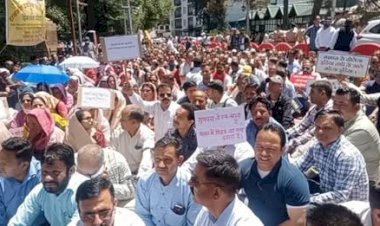 सरकार के नीतिगत निर्णयों के विरोध में प्राथमिक शिक्षक संघ पर सरकार ने अपनाया कड़ा रुख