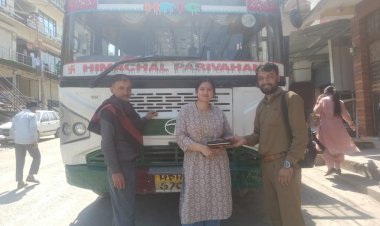 एचआरटीसी के चालक-परिचालक ने दिखाई ईमानदारी: महिला यात्री का खोया पर्स लौटाया...