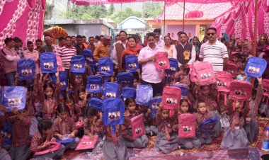 प्राइमरी स्कूल सल्ली में अपनी ओर से 90 विद्यार्थियों को वितरित किए स्कूल बैग