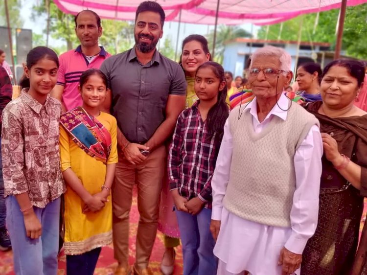 शिक्षा सुधार समिति ने जरूरतमंद विद्यार्थियों को वितरित की शिक्षण सामग्री