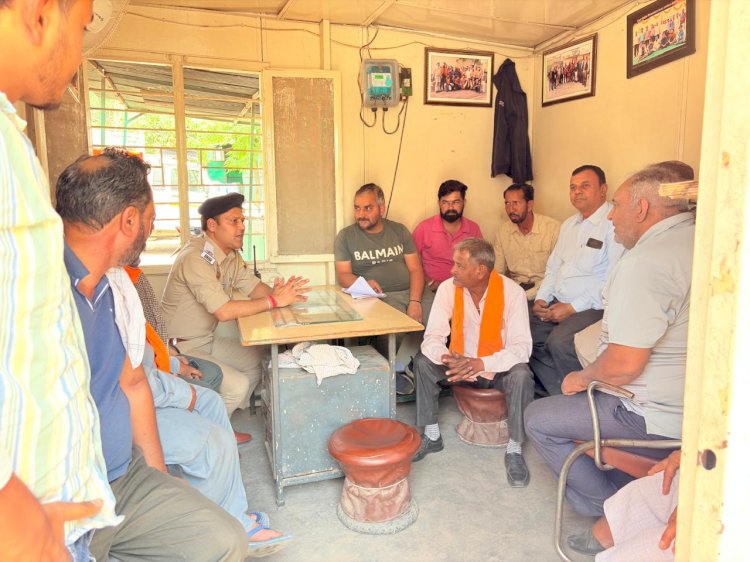 बद्दी  में ऑटो रिक्शा चालकों को यातायात नियमों का पालन  जैसे महत्वपूर्ण विषयों पर जानकारी दी