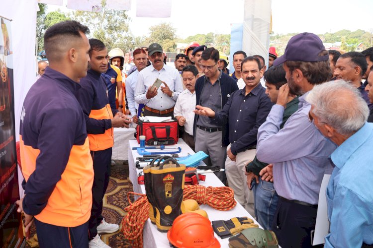 कांगड़ा भूकंप की स्मृति में डीसी ऑफिस से पुलिस मैदान तक निकाला मार्च, एडीसी ने दिया सुरक्षित भवन निर्माण का मंत्र, प्रभावितों को दी श्रद्धांजलि