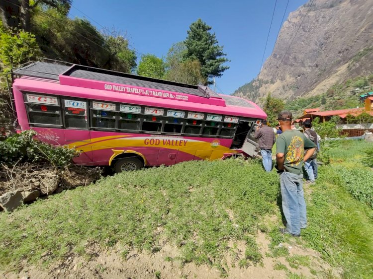 तीर्थन घाटी में बड़ा हादसा टला, खेत में उतरी निजी बस, सभी यात्री सुरक्षित।