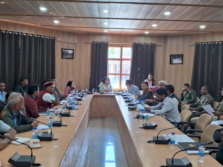 फ्लैगशिप योजनाओं पर उपमंडल स्तरीय बैठक कर विभिन्न योजनाओं की प्रगति की समीक्षा की