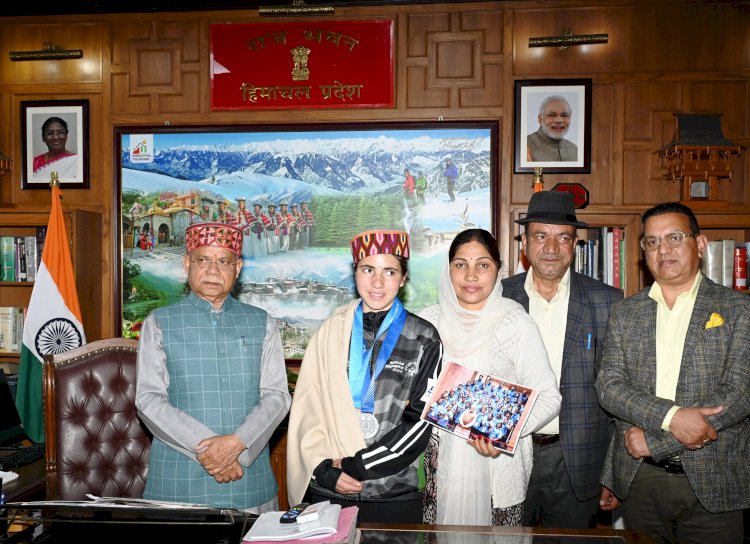 राज्यपाल ने विशेष ओलंपिक रजत पदक विजेता हर्षिता ठाकुर को सम्मानित किया