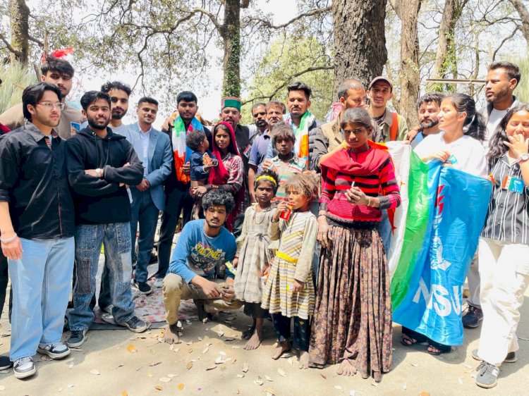 एनएसयूआई के स्थापना दिवस पर अस्पताल में बांटे फल