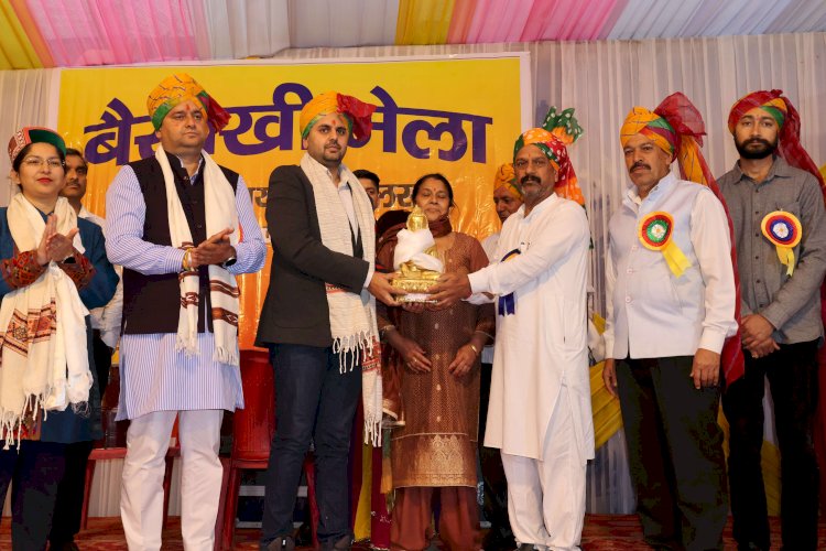रिवालसर में चार दिवसीय बैसाखी मेला शुरू, गोकुल बुटेल ने बाबा लोमष ऋषि का रथ खींच कर भव्य जलेब की अगुवाई की