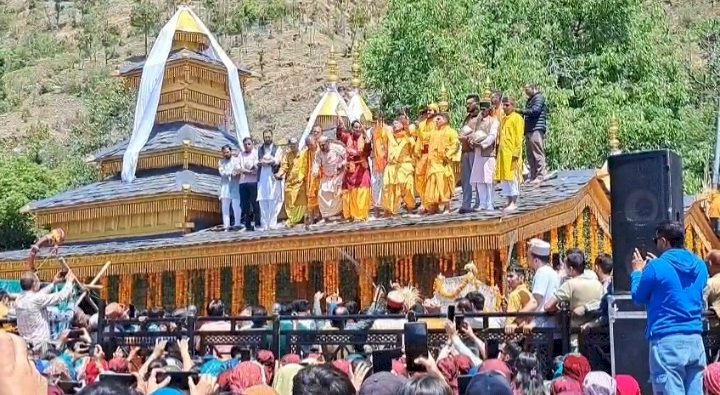 शिलाई के पशमी गांव में महासु महाराज मंदिर का शिखा पूजन हुआ आयोजित