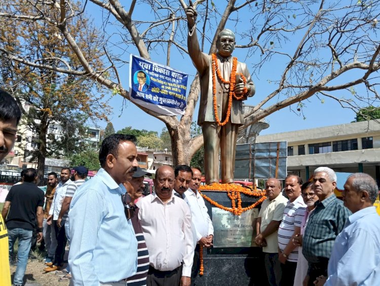 \कोली समाज नाहन ने अम्बेडकर जयंती पर पुष्पांजलि अर्पित की