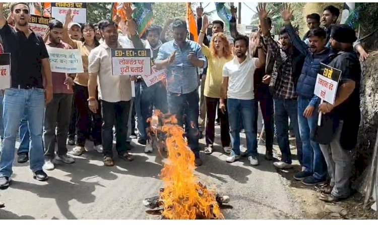 भाजपा कार्यालय में तब्दील हुआ ईडी ऑफिस, गुस्साए युकां कार्यकर्ताओं ने फूंका नरेन्द्र मोदी का पुतला