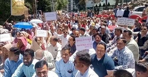 सरकार के नीतिगत निर्णयों के विरोध में प्राथमिक शिक्षक संघ पर सरकार ने अपनाया कड़ा रुख