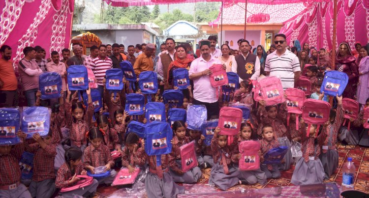 प्राइमरी स्कूल सल्ली में अपनी ओर से 90 विद्यार्थियों को वितरित किए स्कूल बैग