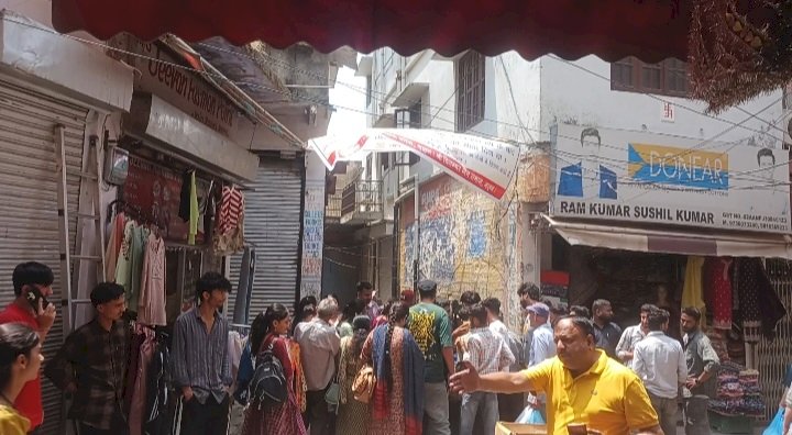 अक्षय तृतीया के अवसर पर जैन समाज  ने  गन्ने का रस पिलाया..