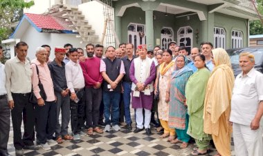 कांग्रेस, संविधान बचाओ के नाम पर कांग्रेस बचाओ रैलियां कर रही....