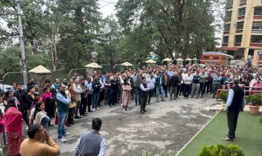 कुलपति कार्यालय के बाहर  कर्मचारियों को वेतन न मिलने पर धरना, शिक्षकों ने कक्षाओं का किया  बहिष्कार