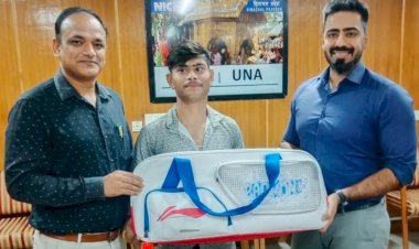 डीसी ने पैरा बैडमिंटन खिलाड़ी दिशांत चौधरी को भेंट की बैडमिंटन किट, उज्ज्वल भविष्य की दीं शुभकामनाएं