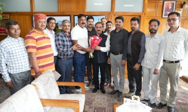 सरकार चालकों और सफाई कर्मचारियों की मांगों पर सहानुभूतिपूर्वक विचार करेगी: मुख्यमंत्री