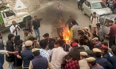 एसएफआई ने कांग्रेस सरकार द्वारा प्रदेश में बसों के बढ़ते किराये के खिलाफ  मुख्यमंत्री का पुतला फूंका और चक्का जाम किया