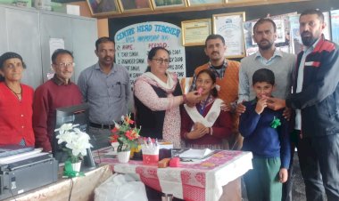 राजकीय प्राथमिक केंद्र पाठशाला हरिपुरधार की गुंजन ठाकुर ने तीसरा रैंक प्राप्त करते हुए पास की नवोदय विद्यालय की परीक्षा