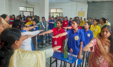 छात्राओं को दिलाई स्वच्छता की शपथ