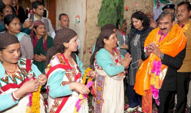 सरकार गांव के द्वार कार्यक्रम के तहत बंजार के शरची पहुंचे मुख्यमंत्री