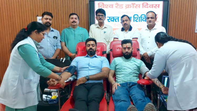 विश्व रेडक्रॉस दिवस पर क्षेत्रीय अस्पताल में लगा रक्तदान शिविर,  डीसी ने स्वयं रक्त दान कर युवाओं को किया प्रेरित