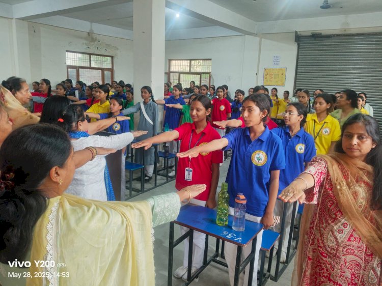 छात्राओं को दिलाई स्वच्छता की शपथ