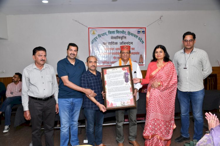 जिला आयुष कार्यालय नाहन से साढ़े 33 वर्ष सेवाएं देने के बाद,चीफ फार्मेसी ऑफिसर के पद से सेवानिवृत हुए हेमंत शर्मा