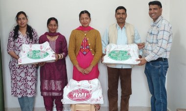 अनुवर्ती कार्यक्रम के तहत पात्र युवतियों को बांटी सिलाई मशीनें, स्वरोजगार से आत्मनिर्भरता की दिखाई राह