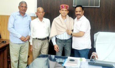 नरदेव सिंह कंवर ने पैरामोटर पायलट राहुल गढ़वाल को सम्मानित किया