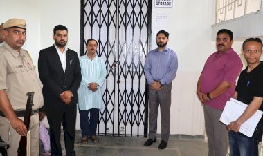 जिला निर्वाचन अधिकारी ने त्रैमासिक ईवीएम और वीवीपैट भंडार कक्ष का निरीक्षण किया