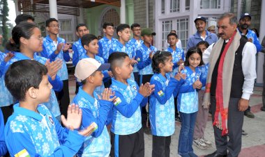 राष्ट्रीय आइस स्केटिंग चैंपियनशिप के लिए मुख्यमंत्री ने राज्य के दल को रवाना किया