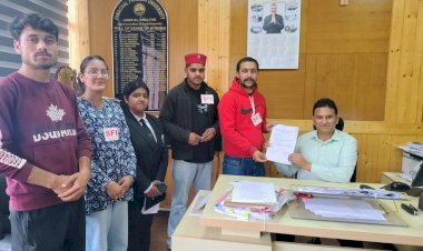 एसएफआई प्रदेश विश्वविद्यालय इकाई ने विश्वविद्यालय में  डीएस को सौंपा ज्ञापन