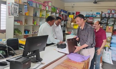 उपायुक्त ने धर्मपुर विकास खण्ड में उचित मूल्य की दुकानों का किया औचक निरीक्षण