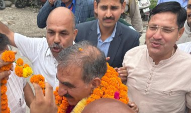 हमीरपुर में कांग्रेस नेताओं ने किया मुख्यमंत्री का भव्य स्वागत