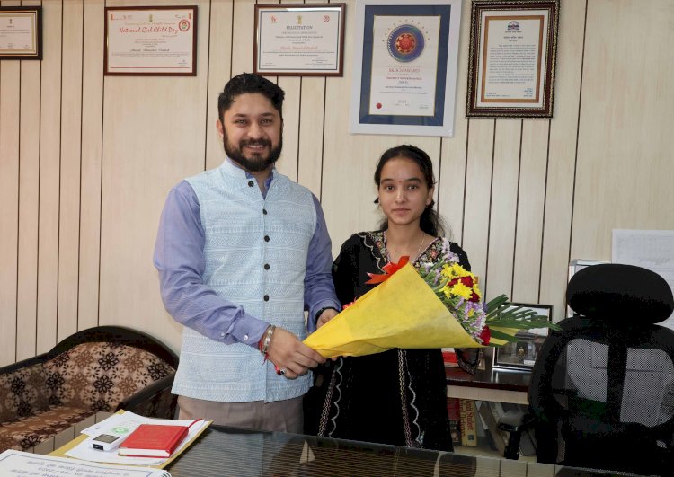 एक दिन के लिए डीसी बनी अन्वी.. मंडी जिला प्रशासन की अभिनव पहल,   शिक्षा में उत्कृष्ट प्रदर्शन के लिए प्रेरित करेगी यह पहल- अपूर्व देवगन