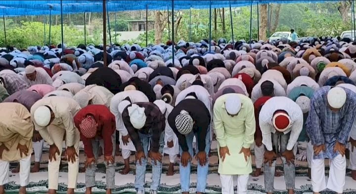 मुस्लिम समुदाय के लोगों ने ईदगाह में अदा की ईद की नमाज, मौलाना अब्दुल रऊफ ने अदा करवाई ईद की नमाज़