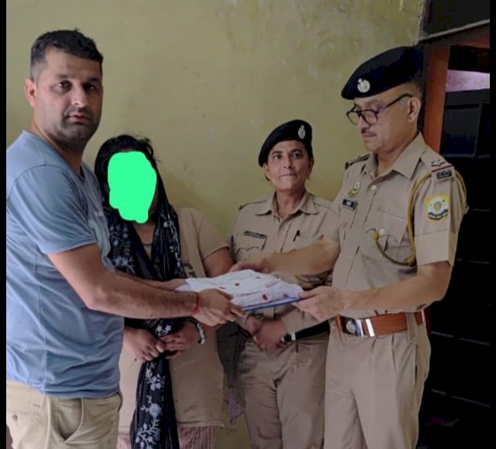 महिला तस्कर गिरफ्तार .. 09 ग्राम स्मैक 14,000 रूपये की नकदी बरामद की