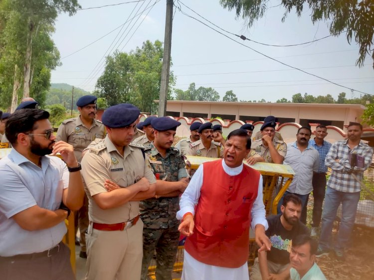 सिरमौर जिले के माजरा क्षेत्र में 18 वर्षीय बालिका के अपहरण के खिलाफ कड़ा विरोध, भाजपा प्रदेश अध्यक्ष बिंदल और पूर्व मंत्री सुखराम धरने में रहे मौजूद