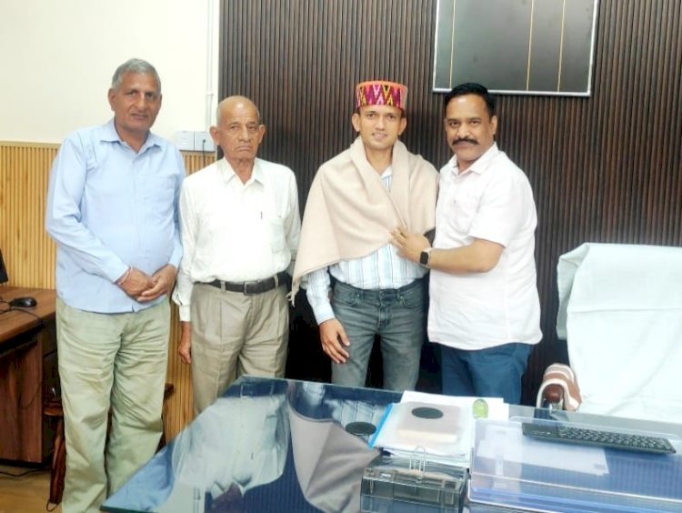 नरदेव सिंह कंवर ने पैरामोटर पायलट राहुल गढ़वाल को सम्मानित किया