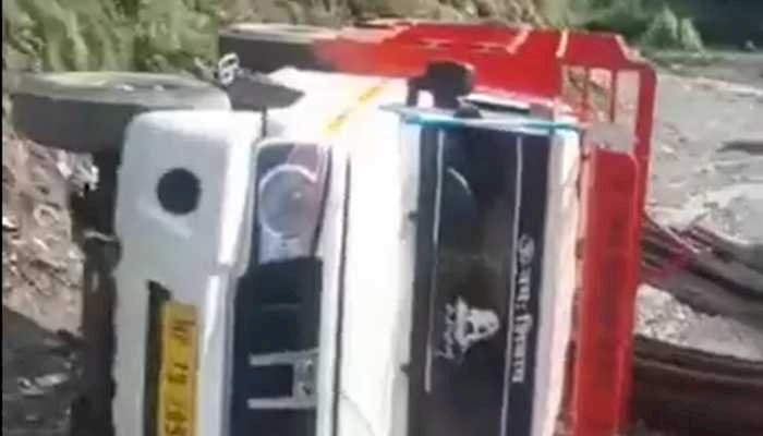 संगड़ाह–राजगढ़ मार्ग पर पिकअप पलटी, टला बडा हादसा