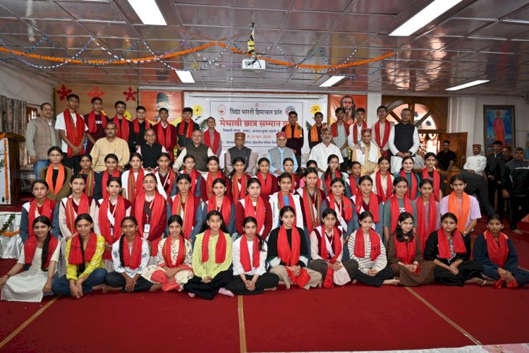 राज्यपाल ने विद्या मंदिर के मेधावी विद्यार्थियों को सम्मानित किया