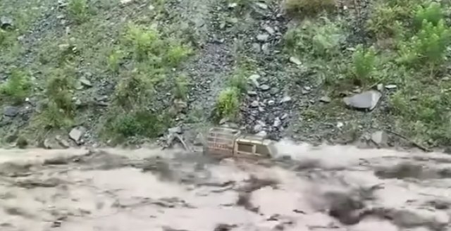 कुल्लू में बादल फटने और अचानक आई बाढ़.... तीन व्यक्तियों के बह जाने की सूचना