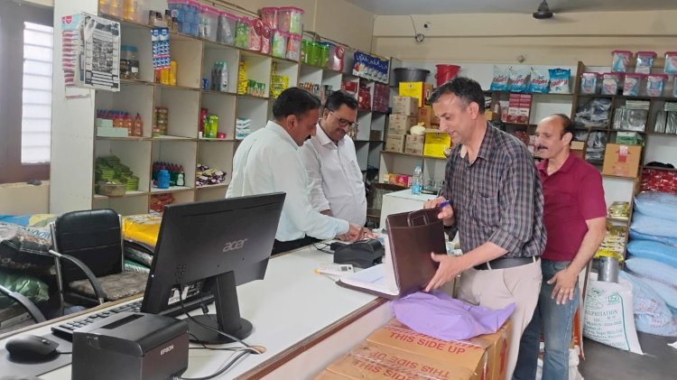 उपायुक्त ने धर्मपुर विकास खण्ड में उचित मूल्य की दुकानों का किया औचक निरीक्षण