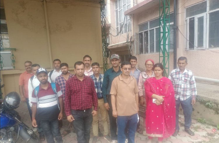 दैनिक वेतन भोगी संघ सिरमौर का एक प्रतिनिधि मंडल उद्योग मंत्री  हर्षवर्धन चौहान से मिला