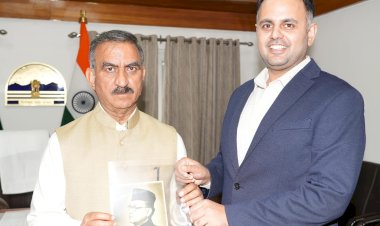 गोकुल बुटेल ने नेताजी सुभाष चंद्र बोस की हस्ताक्षरित तस्वीर मुख्यमंत्री को भेंट की