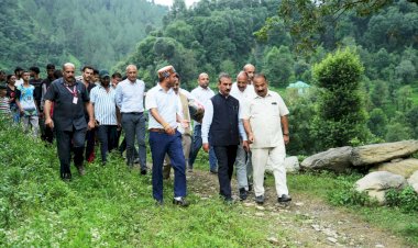 मुख्यमंत्री ने सराज विधानसभा क्षेत्र के आपदाग्रस्त क्षेत्रों का दौरा किया, सम्पर्क मार्गों की शीघ्र बहाली के दिए निर्देश