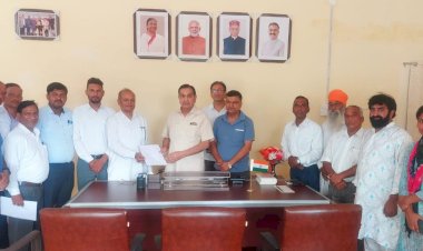 एससी आयोग अध्यक्ष कुलदीप धीमान से मिला श्री गुरु रविदास धार्मिक सभा संतोषगढ़ का प्रतिनिधिमंडल,  मांगों को लेकर सौंपा ज्ञापन